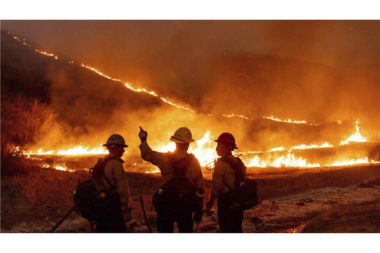 Feuerwehrleute bekämpfen das Kenneth-Feuer im Stadtteil West Hills von Los Angeles. Wegen der Gefahr durch Plünderer hat die Polizei eine Ausgangssperre verhängt (Archivfoto).