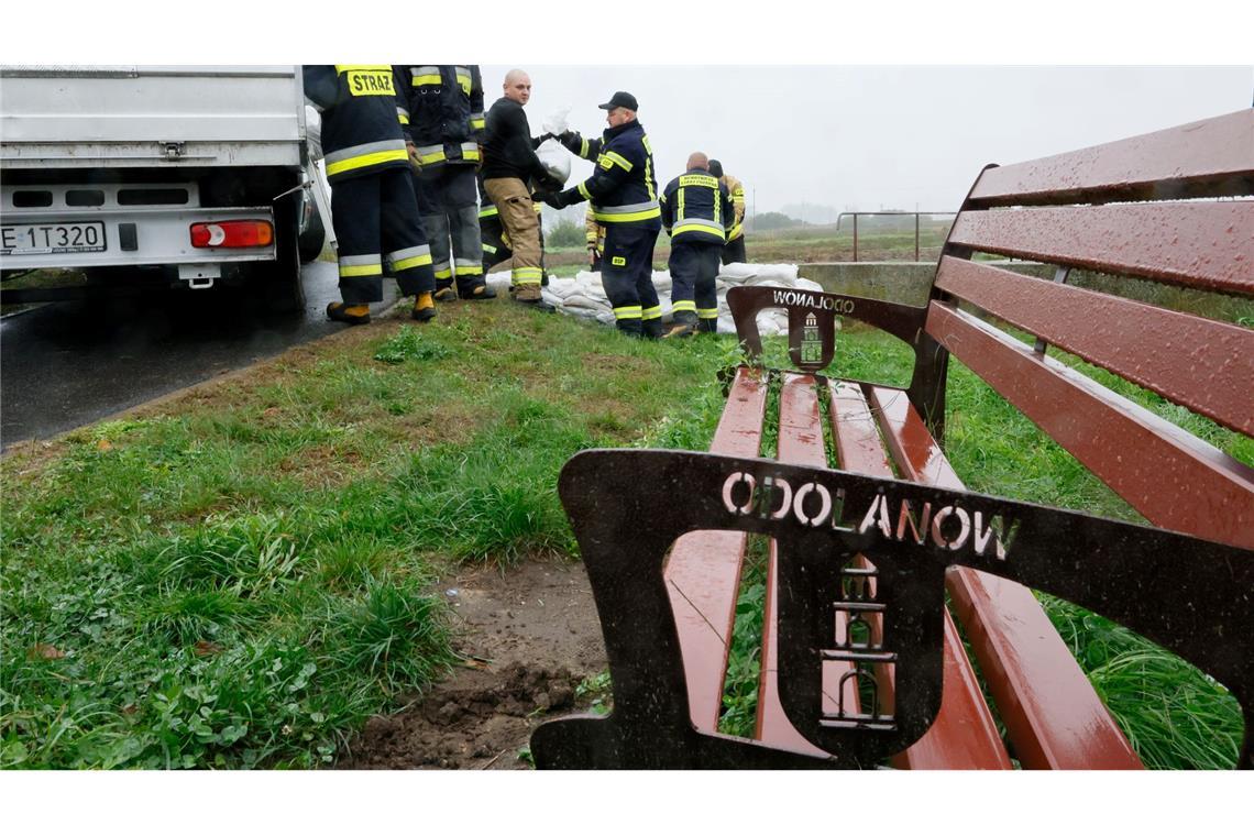 Feuerwehrleute in Polen errichten mit Sandsäcken eine Barriere gegen das drohende Hochwasser in der Nähe des Flusses Barycz in Odolanow.