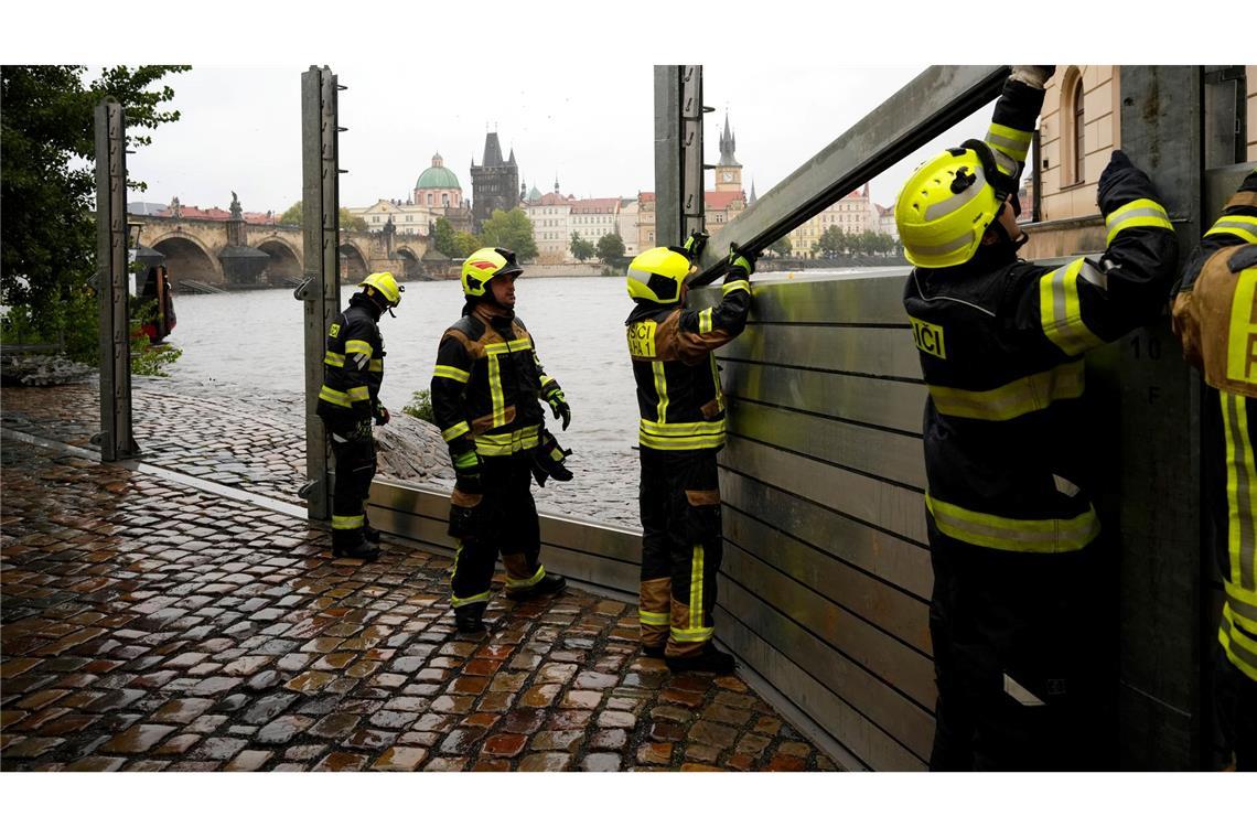 Feuerwehrleute in Tschechiens Hauptstadt Prag treffen Vorbereitungen angesichts vieler Regenmassen.