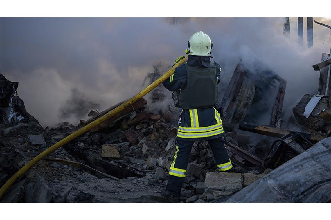 Feuerwehrleute löschen das Feuer nach einem russischen Raketenangriff in der Region Odessa.