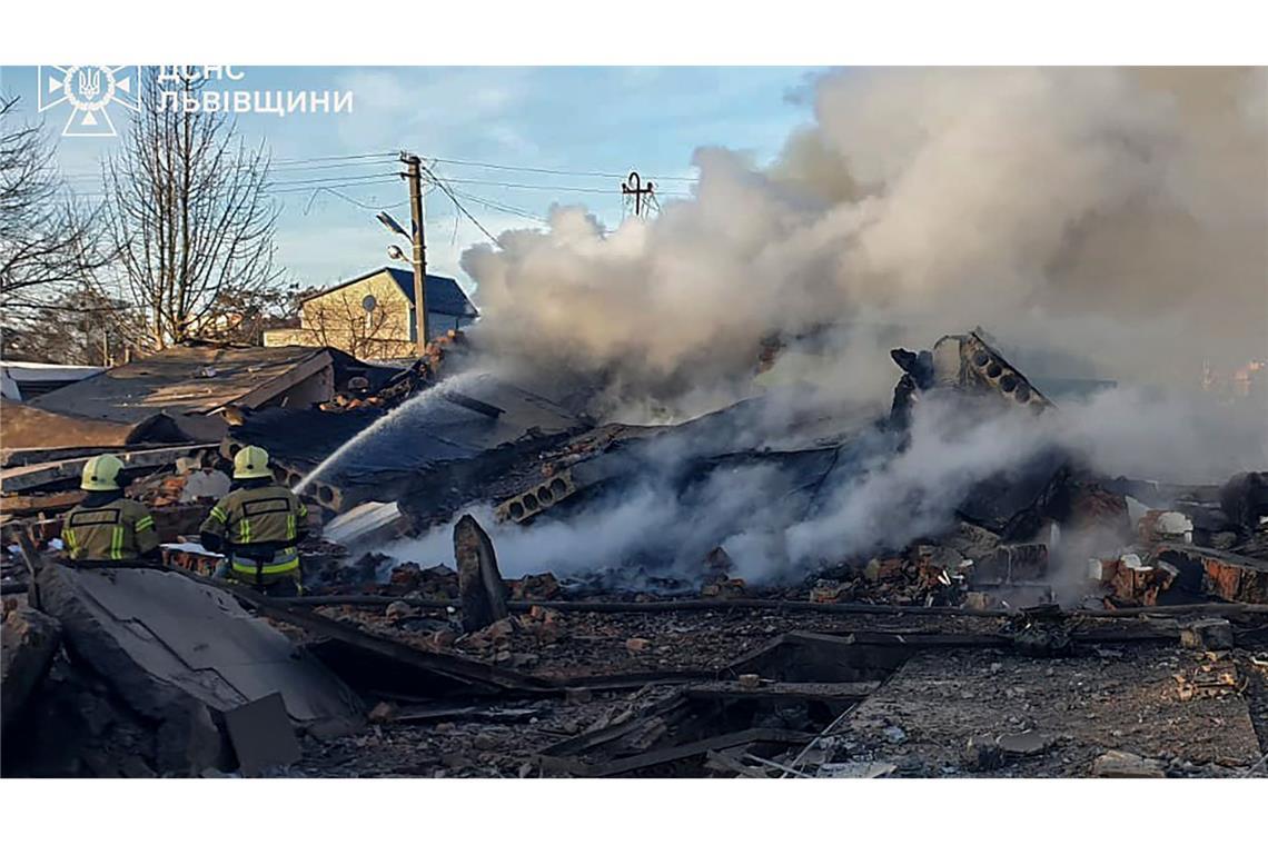 Feuerwehrleute löschen einen Brand in Lwiw nach einem russischen Raketenangriff.