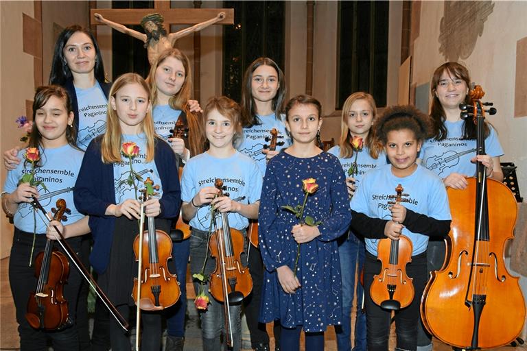 Fideles Streicherensemble mit seiner Lehrerin Alena Sonderegger (hinten links): Die Aufnahme der Paganinos stammt vom letzten Konzert vor der Coronakrise im Februar dieses Jahres in der Murrhardter Stadtkirche. Foto: Musikschule Schwäbischer Wald/Limpurger Land