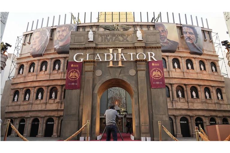 Filmpremiere von „Gladiator II“ im TCL Chinese Theatre in Los Angeles: Ein Fotograf macht eine Aufnahme des TCL Chinese Theatre, das dem römischen Kolosseum nachempfunden ist.