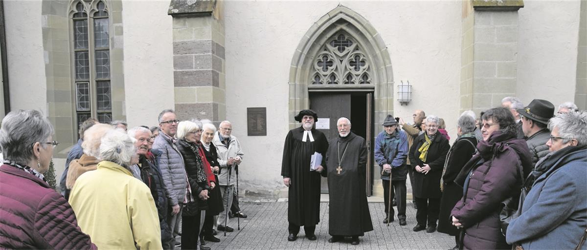 Filmreife Kirchenführung: Martin Pfender (Mitte rechts) bestritt im originalen Benediktiner-Habit als Abt Johannes von Leuzenbronn seinen Rundgang, Hans-Georg Zenker verkörperte den Prälaten Friedrich Christoph Oetinger (Mitte links). Foto: E. Klaper