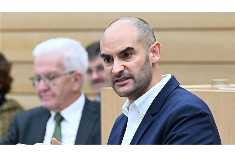 Finanzminister Danyal Bayaz (r, Bündnis 90/Die Grünen) spricht im Landtag bei einer Debatte über den Haushalt.