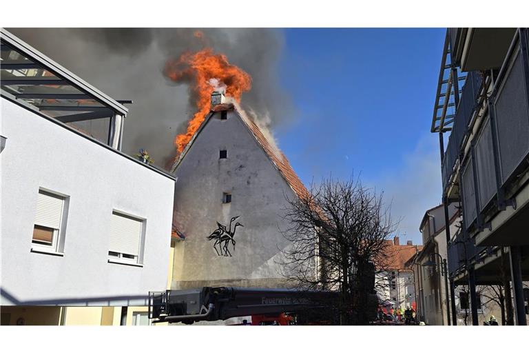 Flammen schlagen aus einem Gebäude in Walldorf und greifen auf andere Gebäude über.