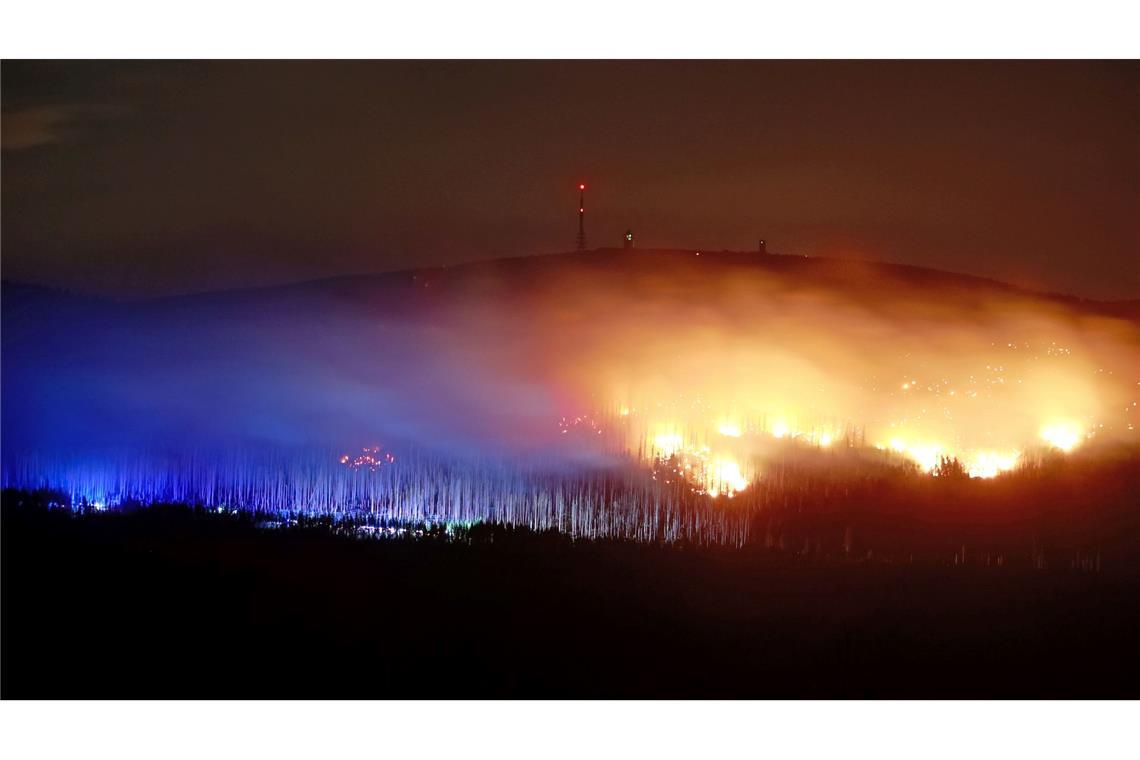 Flammen und Glutnester am Königsberg im Harz unterhalb des Brockens.