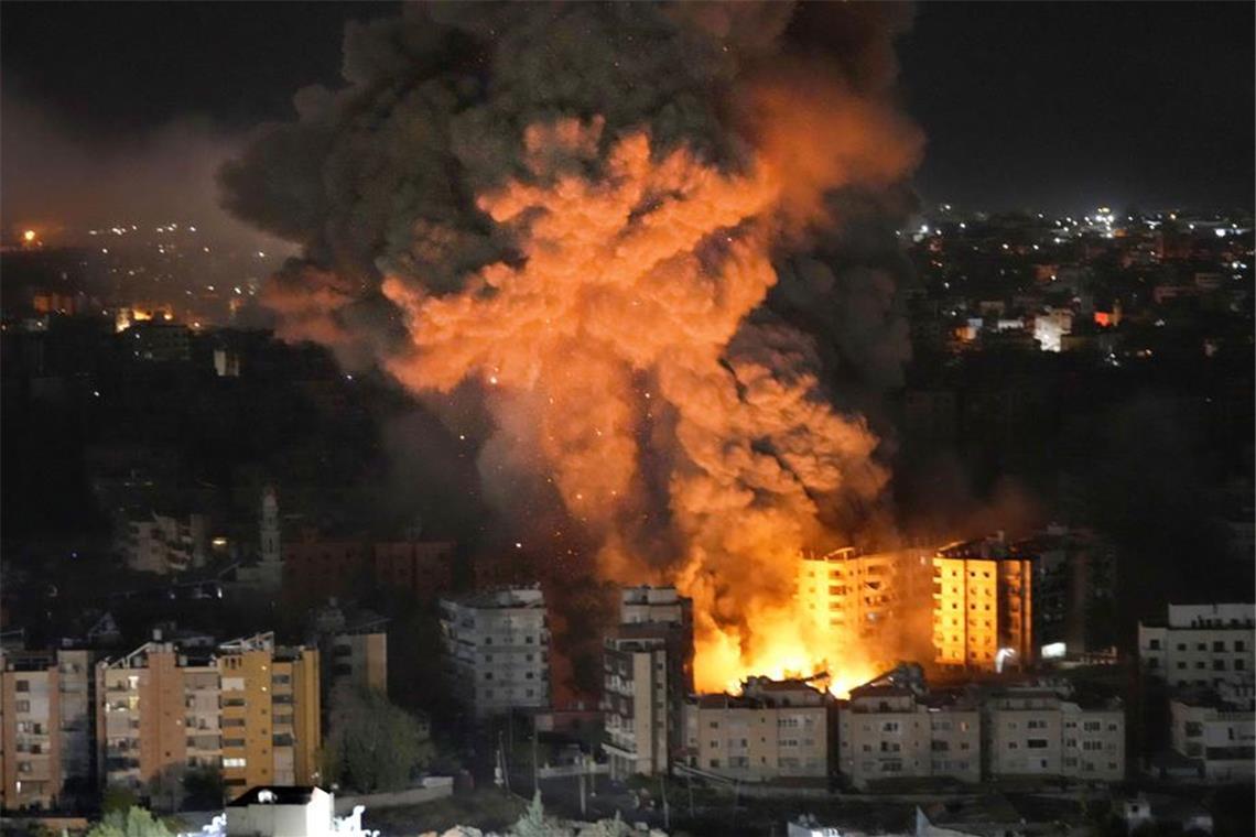 Flammen und Rauch steigen aus Gebäuden auf, die von israelischen Luftangriffen in einem südlichen Vorort von Beirut getroffen wurden.