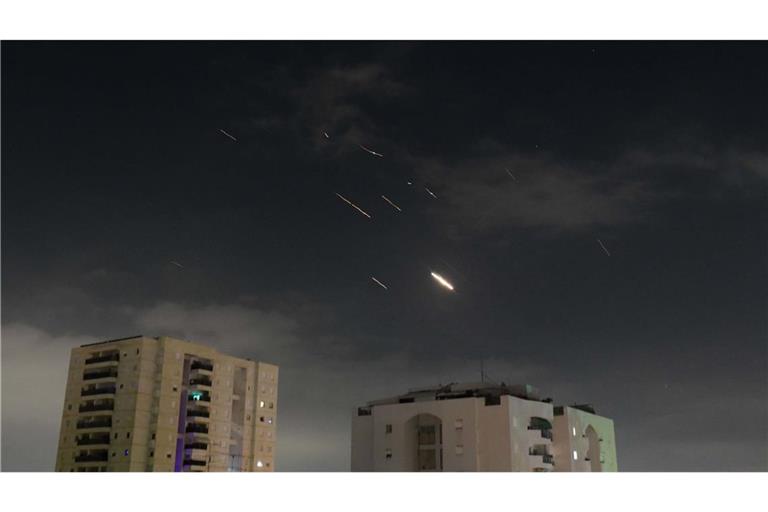 Flammen von Explosionen erscheinen am Himmel über Tel Aviv, während Israels Raketenabwehrsystem Raketen und Drohnen aus dem Iran abfängt (Archivfoto).