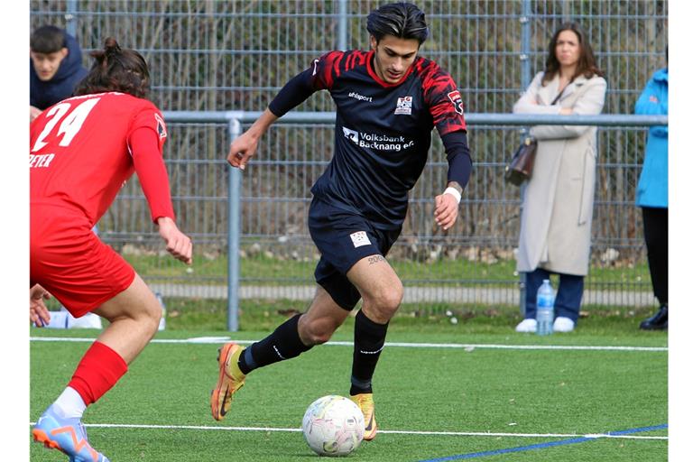 Flavio Santoro nahm mit dem Ball am Fuß immer wieder Tempo auf und stellte seine Freiburger Gegenspieler damit vor Probleme. In dieser Szene versucht Nikolas Zeyer, der Sohn von Ex-Bundesliga-Profi Andeas Zeyer, den Backnanger zu stoppen. Foto: Alexander Hornauer