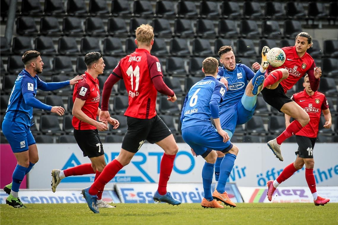 Flavio Santoro (Zweiter von rechts) und die Großaspacher Fußballer bemühten sich, doch am Ende steht eine 1:4-Heimpleite im Kellerduell gegen den TSV Schott Mainz zu Buche. Foto: A. Becher