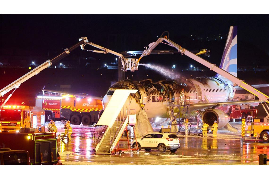 Flugzeug im südkoreanischen Busan geht in Flammen auf. Feuerwehrleute arbeiten daran, ein Feuer in einem Flugzeug der Air Busan am Gimhae International Airport zu löschen.