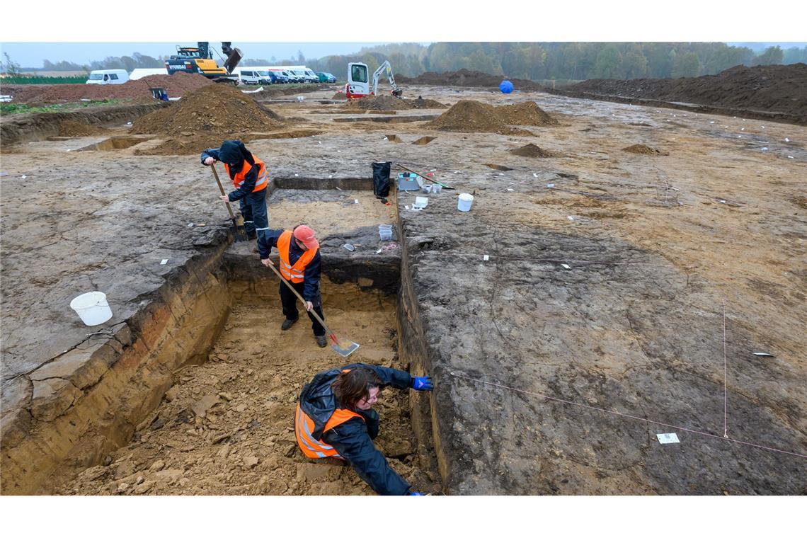 Forscher erklären Vergangenheit: Archäologen graben bei Döbeln-Gärtitz eine frühbonzezeitliche Siedlung aus. (Archivbild)