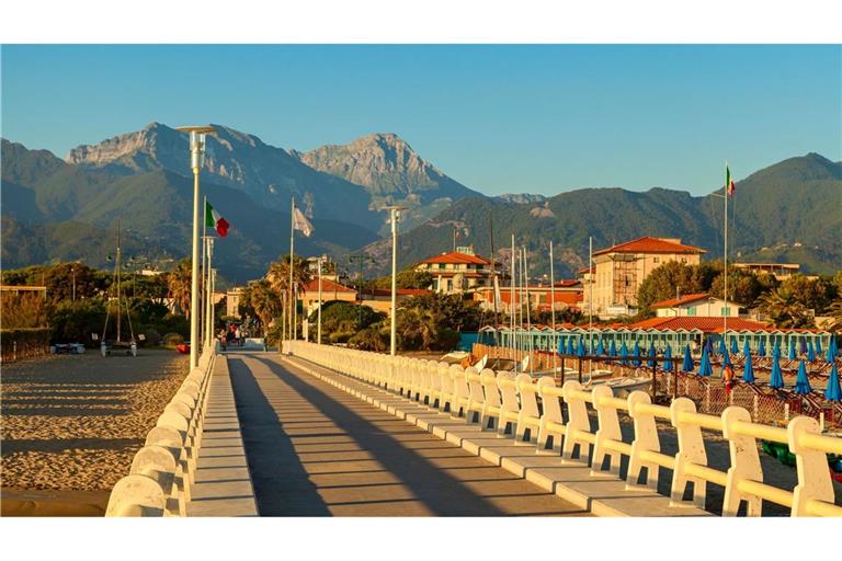 Forte dei Marmi: An den breiten, sauberen Sandstränden reiht sich  ein exklusives Strandbad ans andere.