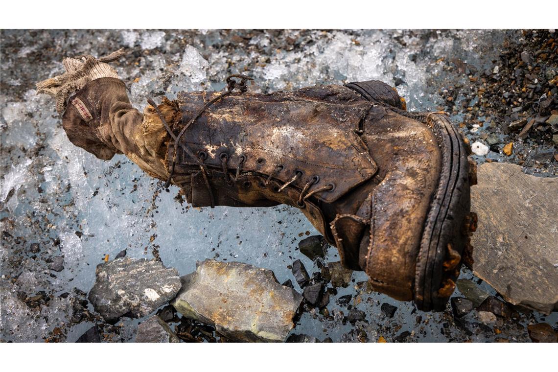 Foto einer Socke, auf der „A.C. Irvine“ eingestickt ist, zusammen mit einem Stiefel, der auf dem Central Rongbuk Glacier unterhalb der Nordwand des Mount Everest entdeckt wurde.