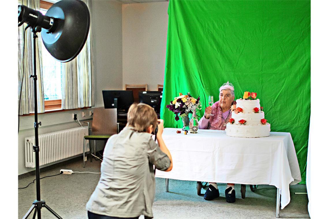 Fotografin Elke Weber fotografierte im Pflegezentrum Paulinenpark.