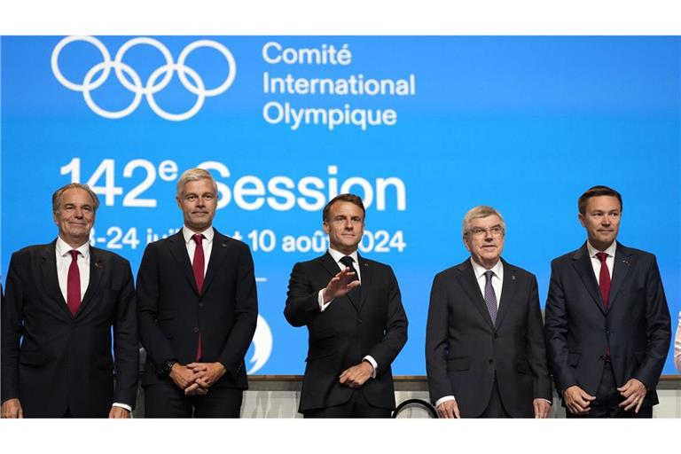 Frankreichs Olympia-Bewerber um Staatschef Emmanuel Macron (M) versprachen, die noch offenen Garantien für die Winterspiele zu gewähren.