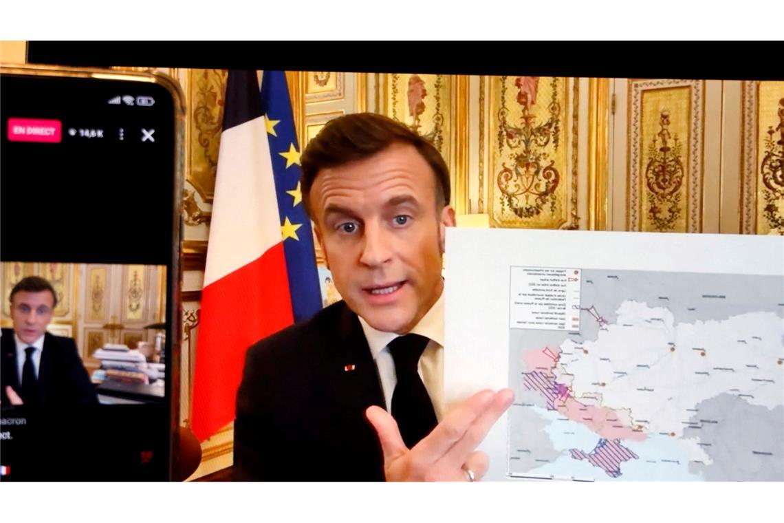 Frankreichs Präsident Emmanuel Macron ist auf einer Instagram-Seite zu sehen, während er sich von seinem Büro in Paris aus live an die Internetnutzer zur Lage in der Ukraine wendet.