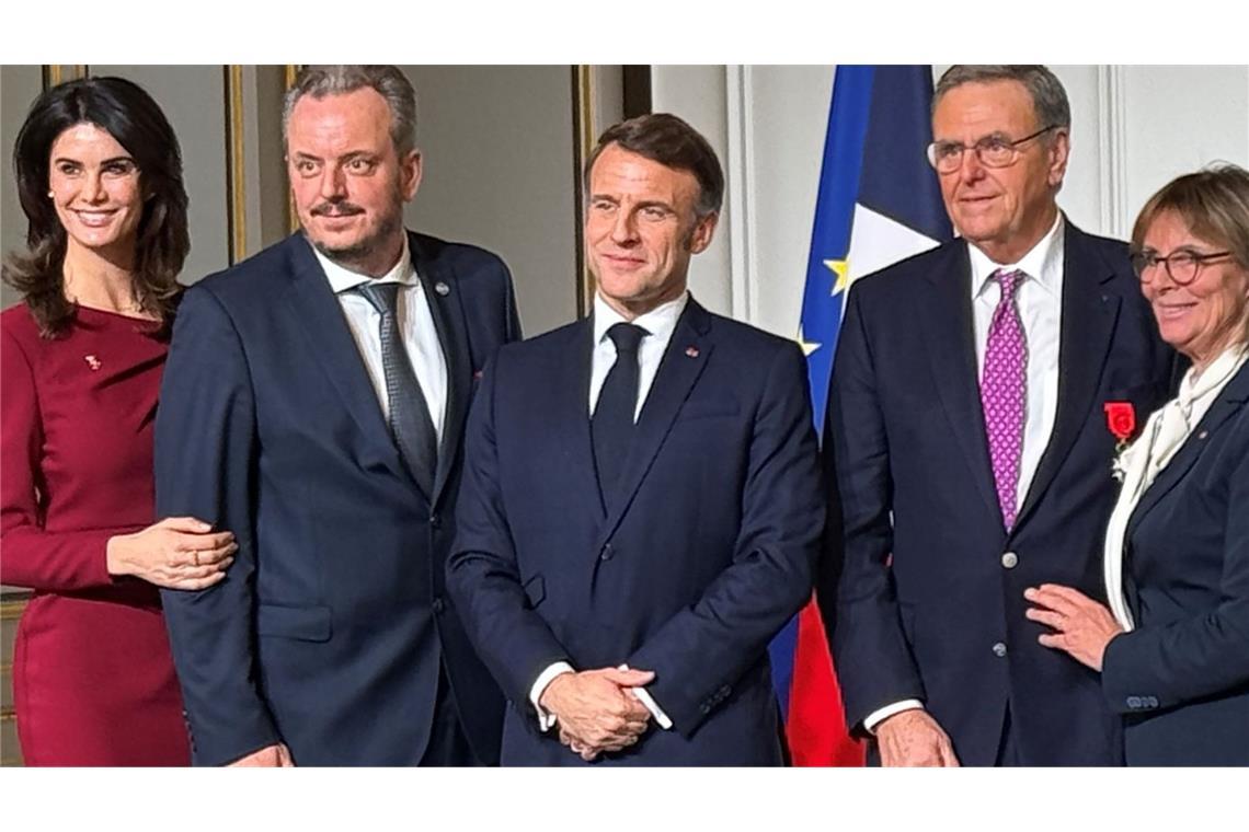 Frankreichs Präsident Emmanuel Macron (Mitte) hat die Ehrenlegion an Roland Mack (Zweiter von rechts, mit Ehefrau Marianne) sowie Michael Mack (links, mit Ehefrau Miriam) verliehen.