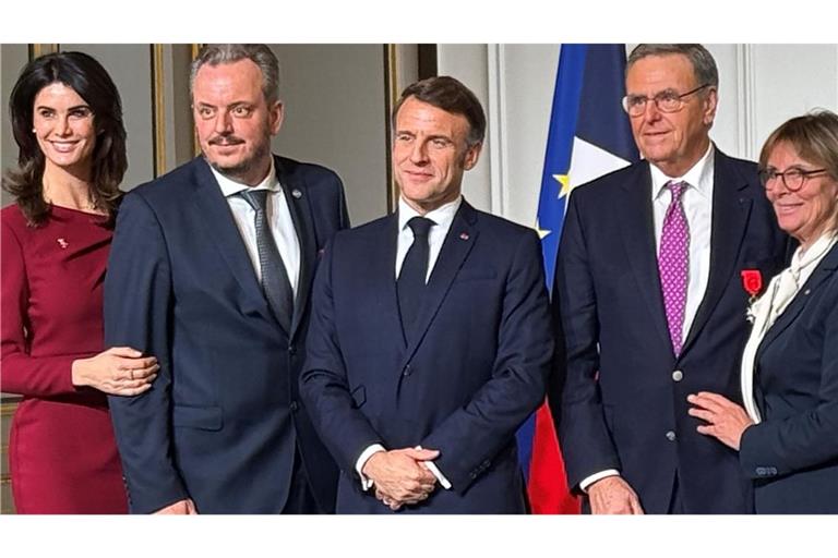 Frankreichs Präsident Emmanuel Macron (Mitte) hat die Ehrenlegion an Roland Mack (Zweiter von rechts, mit Ehefrau Marianne) sowie Michael Mack (links, mit Ehefrau Miriam) verliehen.