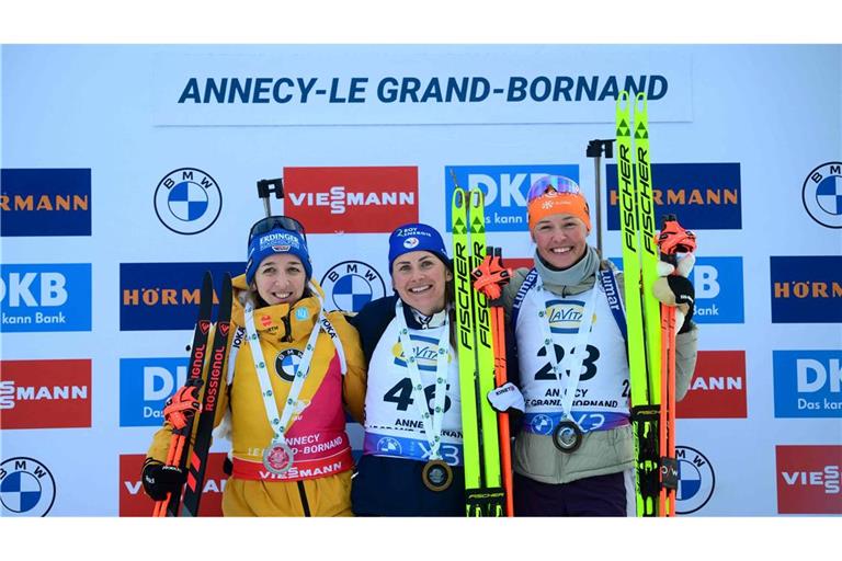 Franziska Preuß (l) feiert nach Rang zwei im Sprint einen Erfolg in der Verfolgung.