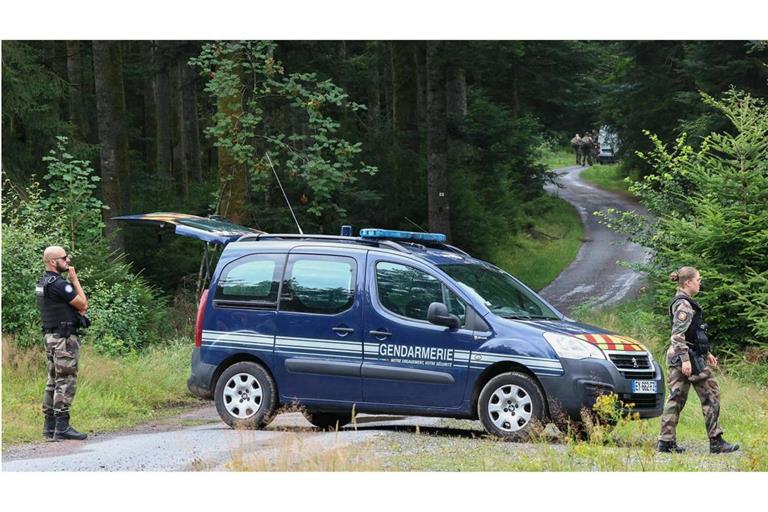 Französische Gendarmen blockieren eine Straße während der Suche nach der im Elsass vermissten Jugendlichen Lina. (Archivbild)