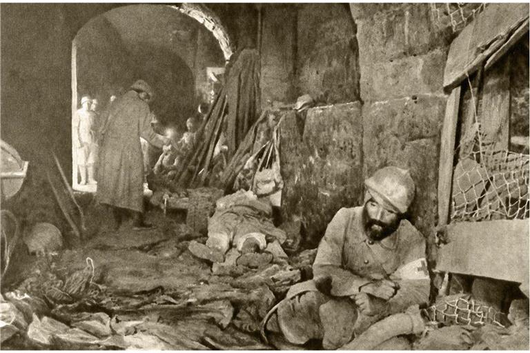 Französische Sanitäter kümmern sich im Jahr 1916 um schwer verletzte Soldaten in dem von deutschen Truppen völlig zerstörten Fort de Vaux bei Verdun.