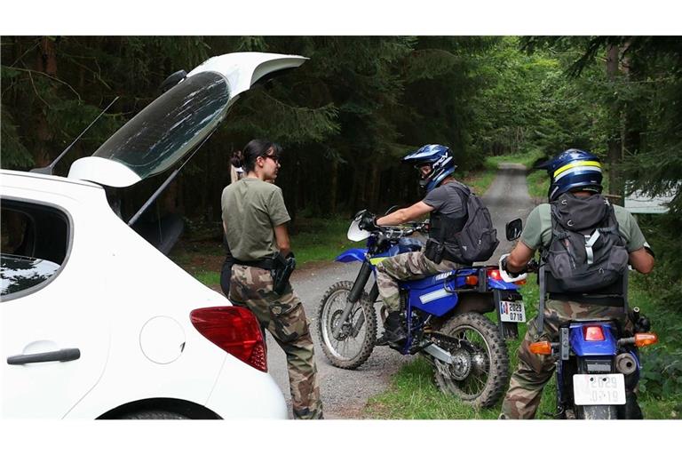 Französische Soldaten auf Motorrädern suchen  nach der seit zehn Monaten im Elsass vermissten Jugendlichen Lina.