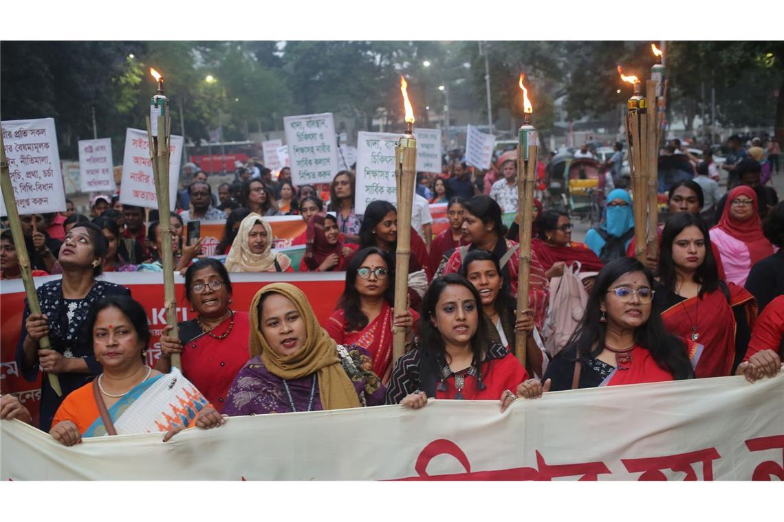 Frauen demonstrieren anlässlich des Internationalen Tages gegen Gewalt an Frauen in Bangladesch.