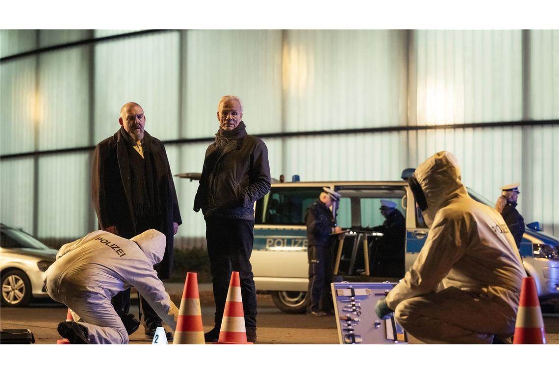 Freddy Schenk (Dietmar Bär, li.) und Max Ballauf (Klaus J. Behrendt) am Tatort ohne Leiche. Es gibt nur eine beängstigende Blutspur. Lebt  Fabian Pavlou eventuell noch?