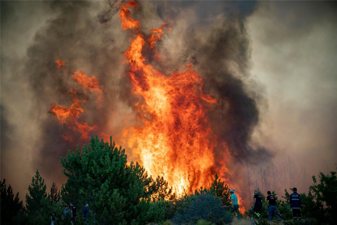 Freiwillige Helfer und Kräfte der Feuerwehr bekämpfen in Nordmazedonien mehrere Waldbrände.