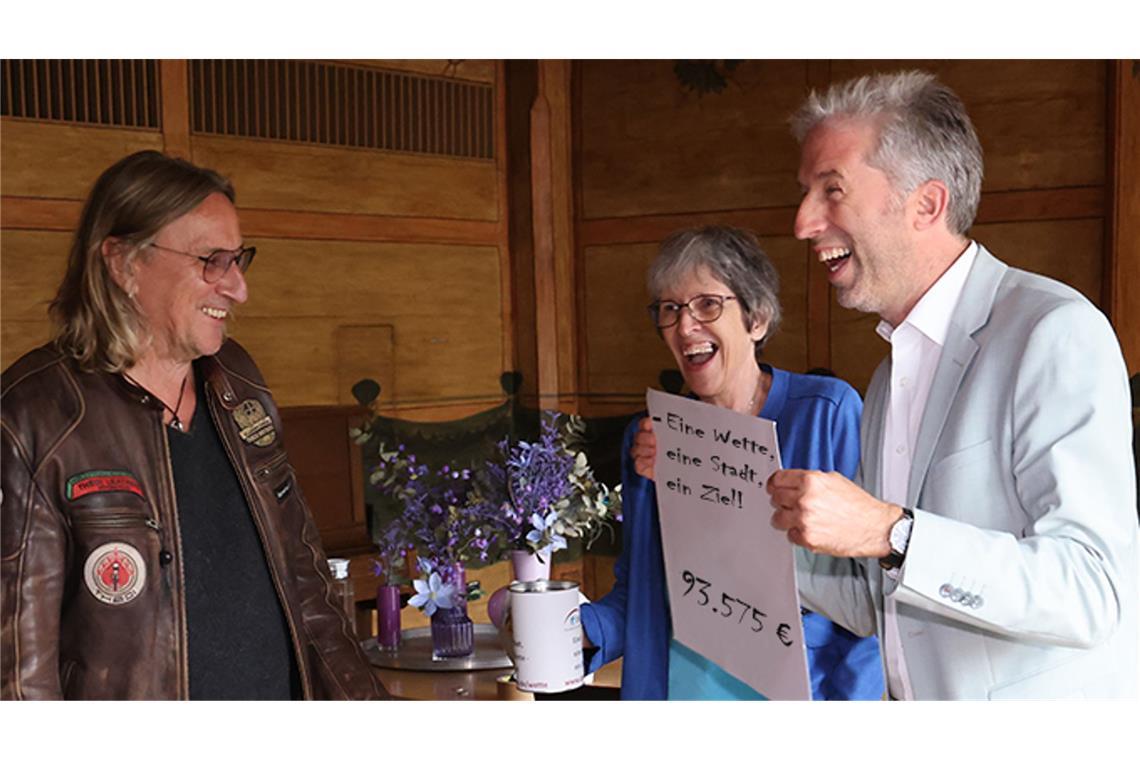 Freude über das  Spendenziel: Tübingens Oberbürgermeister Boris Palmer (rechts), Musiker Dieter Thomas Kuhn und Gisela Schneider, die Direktorin des Deutschen Instituts für Ärztliche Mission