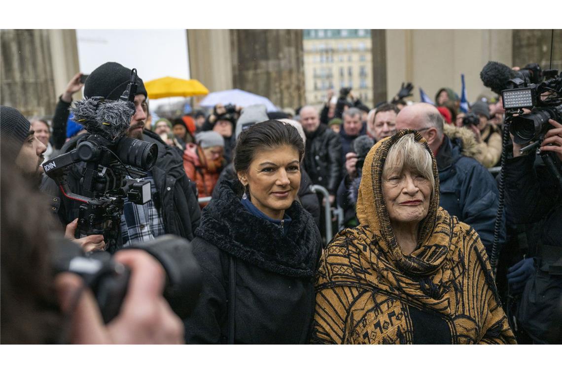 Friedensdemo mit Wagenknecht und Schwarzer.