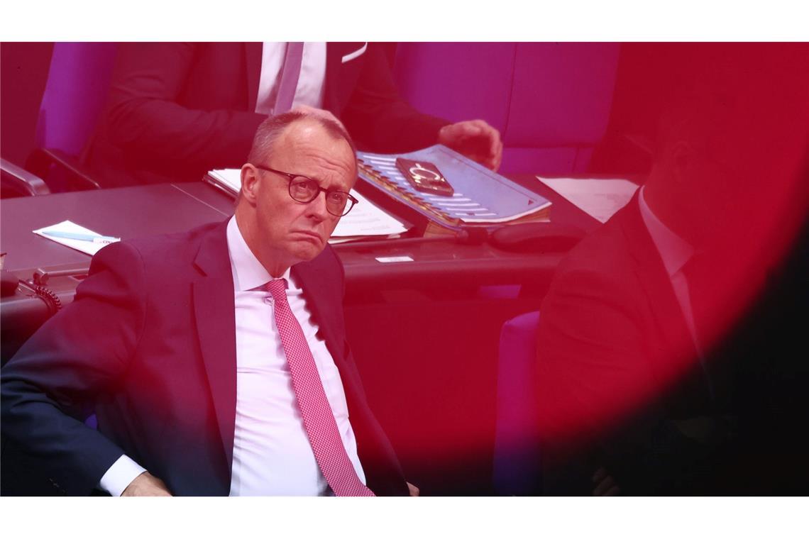 Friedrich Merz (CDU), Kanzlerkandidat der Union, muss sich von der SPD anhören, er sei nicht fähig, auf Augenhöhe zu verhandeln, sondern wolle die anderen Fraktionen erpressen, damit sie seine Vorschläge zur Migrationspolitik unverändert abnicken.