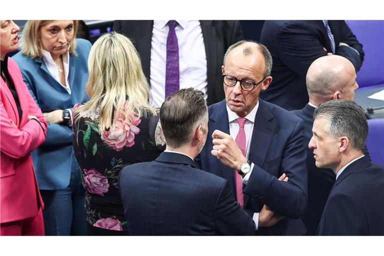 Friedrich Merz (Mitte) spricht mit Christian Dürr (links), Fraktionsvorsitzenden der FDP, und Thorsten Frei (CDU, rechts), Geschäftsführer der Unions-Bundestagsfraktion.