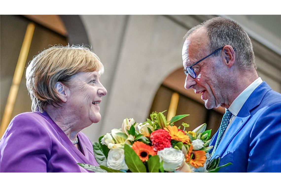 Friedrich Merz überreicht Angela Merkel beim Berliner Gespräch Spezial zum 70. Geburtstag der früheren Bundeskanzlerin einen Blumenstrauß.