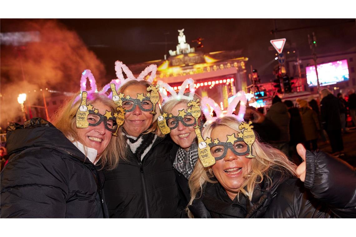 Fröhliche Rheinländerinnen feiern Silvester am Brandenburger Tor