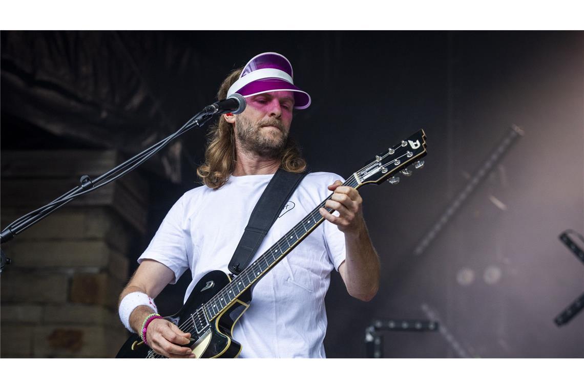 Frontman der Sportfreunde Stiller Peter Brugger mit seiner ikonischen Schirmmütze.