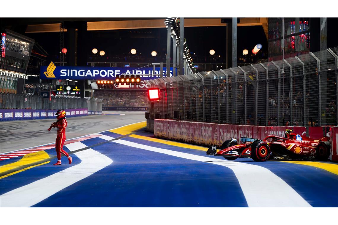 Früher Feierabend - Carlos Sainz aus Spanien von der Scuderia Ferrari muss zu Fuß weiter, nachdem er beim Qualifying in die Leitplanken gekracht ist.