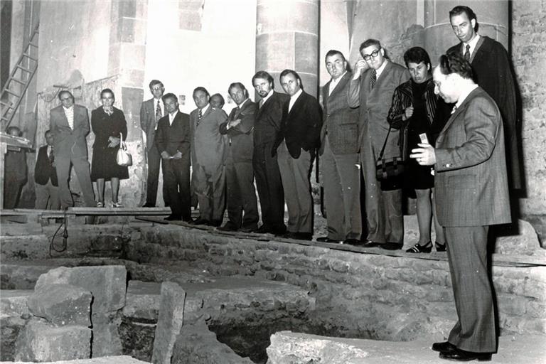 Führung mit Rolf Schweizer (vorne rechts) in der Vierung zur Zeit der Ausgrabungen. Foto: Stadtarchiv Murrhardt