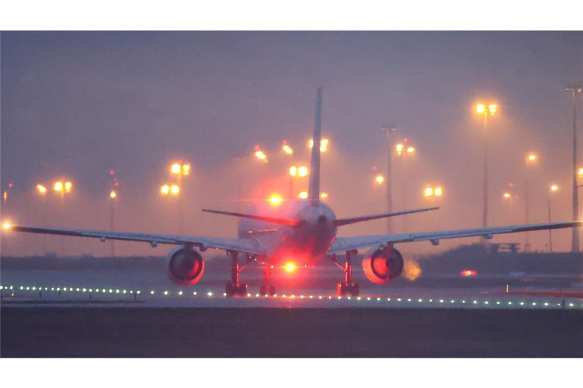 Fünf Afghanen aus Baden-Württemberg saßen im Flugzeug, das vom Flughafen Leipzig/Halle am Freitagmorgen startete. (Archivbild)