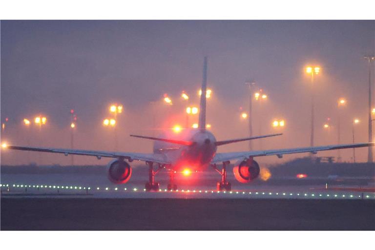 Fünf Afghanen aus Baden-Württemberg saßen im Flugzeug, das vom Flughafen Leipzig/Halle am Freitagmorgen startete. (Archivbild)