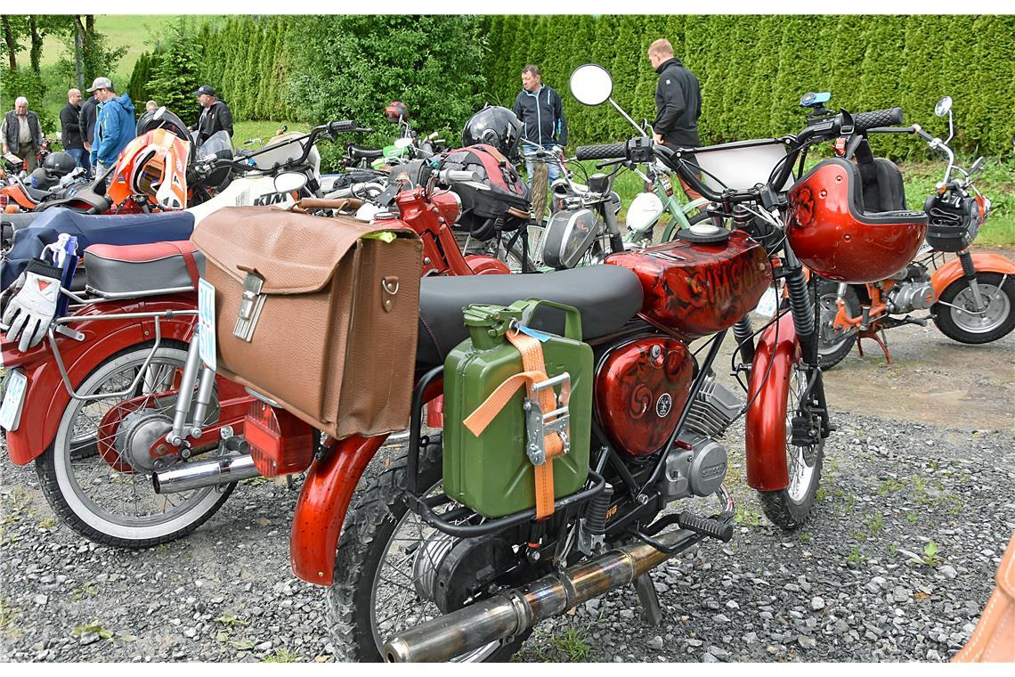 Für alles vorbereitet: Ersatzkanister für die lange Tour und in der Tasche Regen...