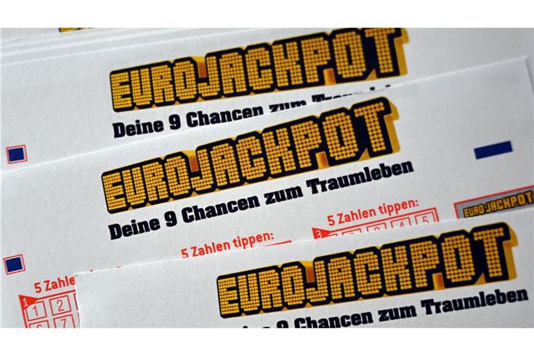 Für den Eurojackpot muss man 5 Zahlen aus 50 und anschließend die Eurozahlen, also 2 aus 12, tippen. (Symbolbild)