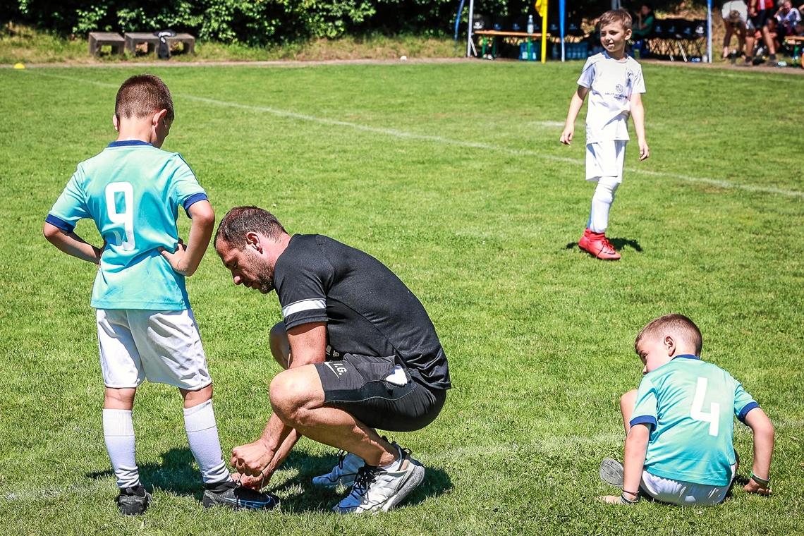 Für den Großen Alexander mit Trainer Ioannis Goundas war der Start beim BKZ-Mini-Cup eine Premiere. Beim Backnanger Verein gibt es Jugendfußball erst seit Sommer 2019. Foto: Alexander Becher