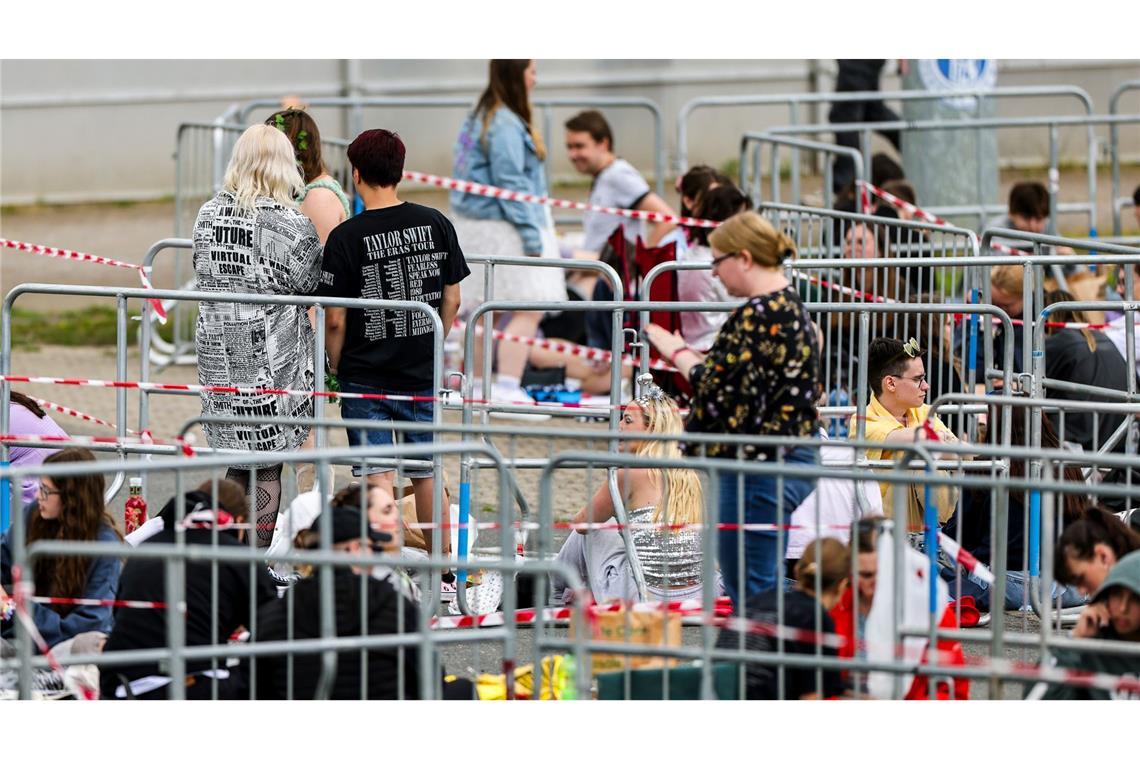 Für die beste Sicht harren die "Swifties" zum Teil viele Stunden vor der Arena aus.