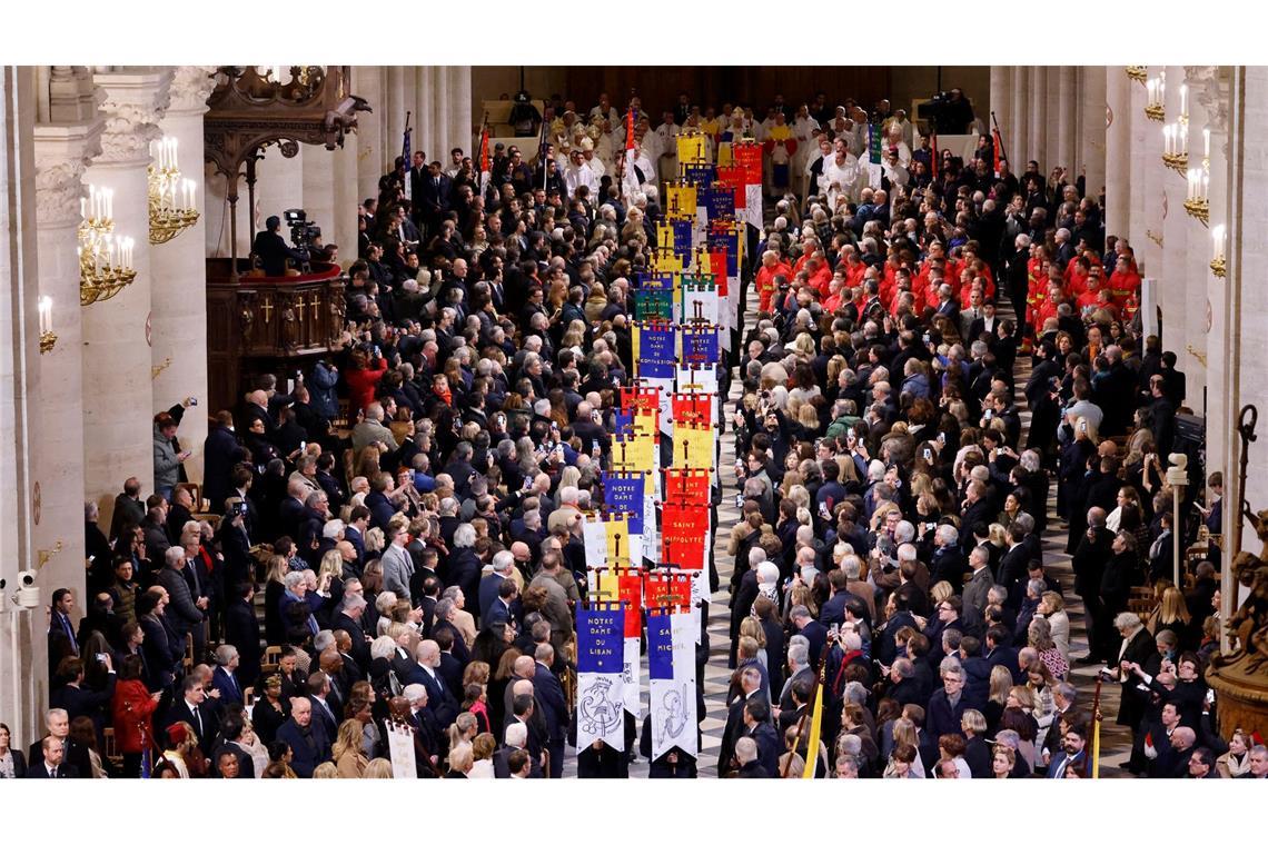 Für die feierliche Zeremonie wurden auch Kirchenbanner getragen.