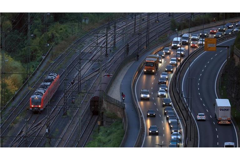 Für die Sanierung maroder Straßen, Schienen und Brücken schlagen die Verkehrsminister der Länder ein milliardenschweres Sondervermögen vor. (Archivbild)