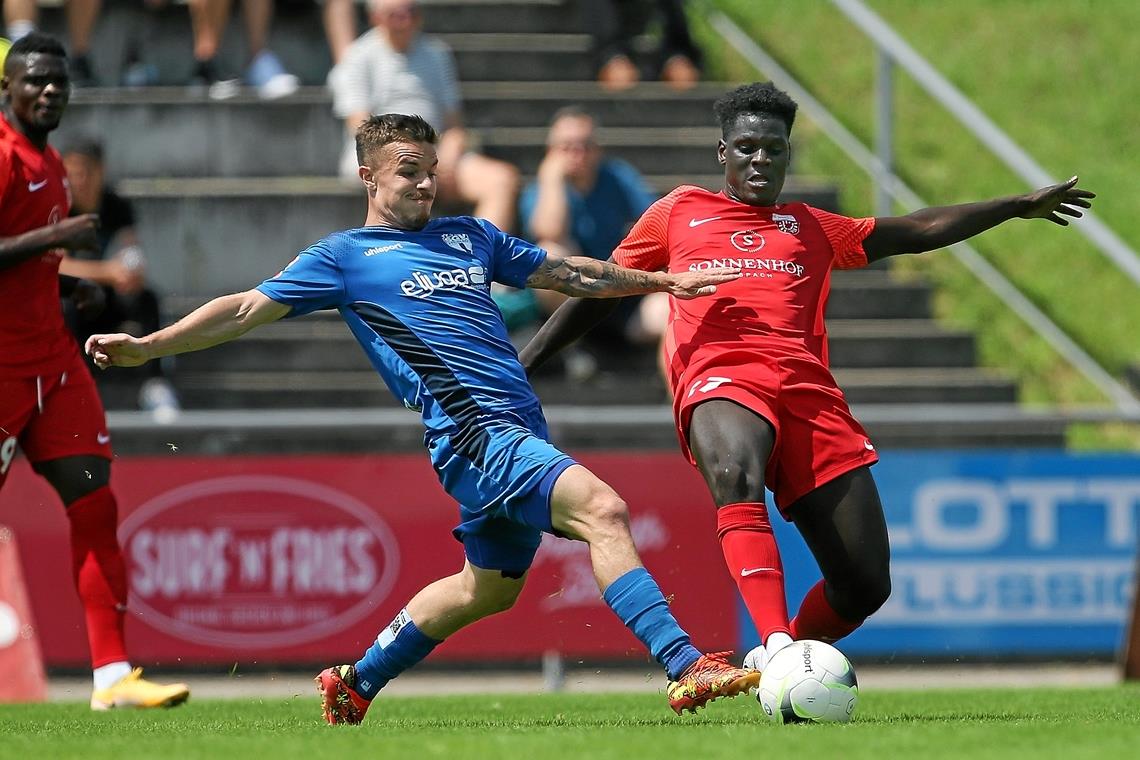 Für ein Testspiel ging es ganz gut zur Sache, nicht nur in diesem Duell zwischen Christian Mauersberger (links) und Andrew Owusu. Foto: Avanti/R. Poller