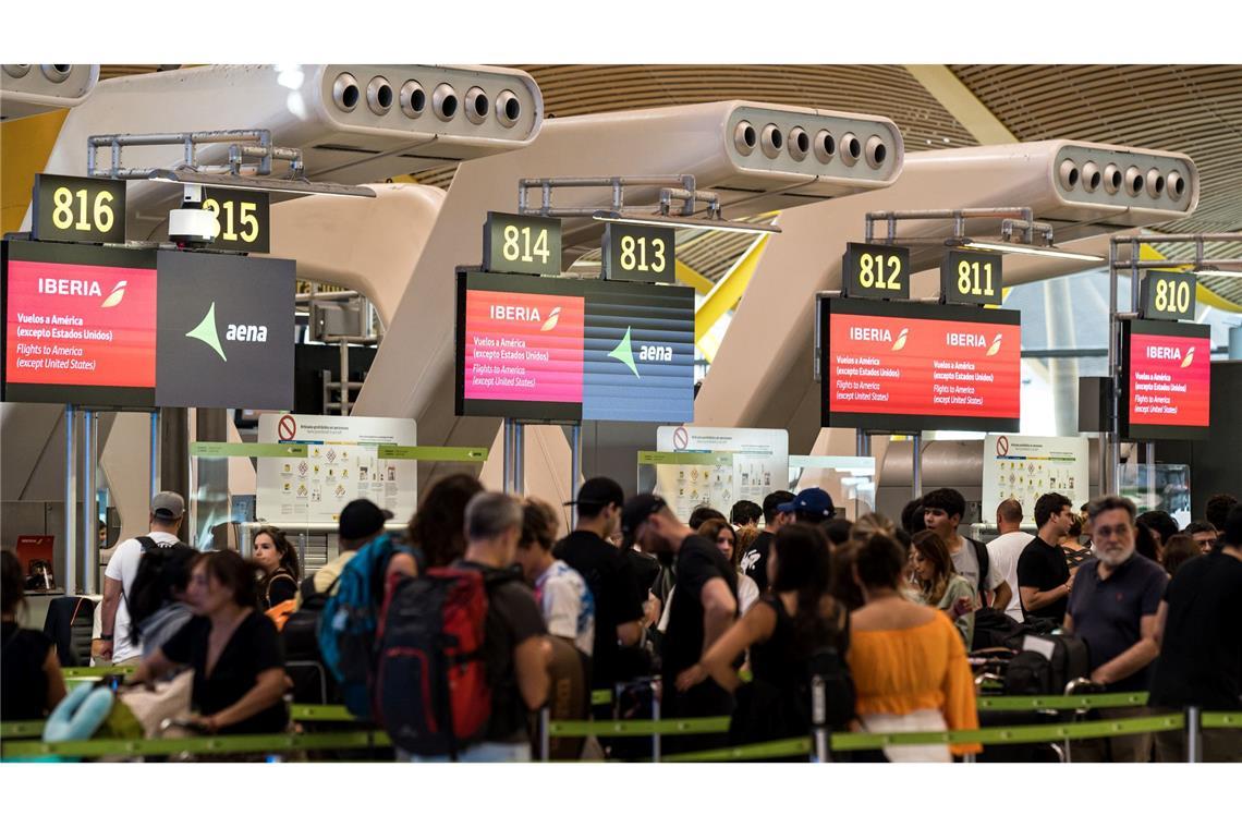 Für Flugreisende führten die Computerausfälle bei Airlines zu langen Wartezeiten an verschiedenen Flughäfen.